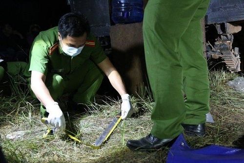 Vô cớ vác dao chém nhiều người, bé 2 tuổi bị trúng 3 nhát