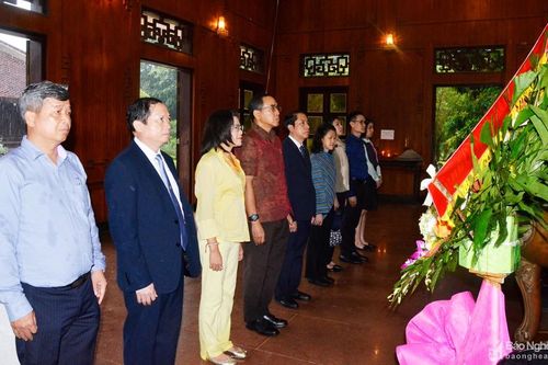 Đại sứ Thái Lan dâng hương tưởng niệm Chủ tịch Hồ Chí Minh