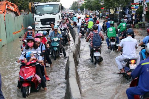 Triều cường lên cao, TP Hồ Chí Minh đối mặt với ngập úng nghiêm trọng
