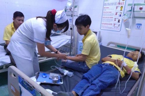 Gần 50 công nhân nhập viện cấp cứu nghi ngộ độc thực phẩm