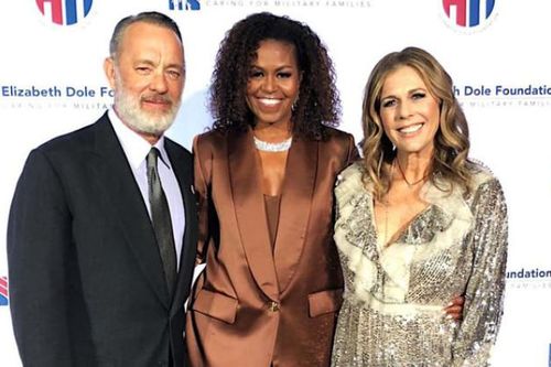 Cựu đệ nhất phu nhân Tổng thống Mỹ Michelle Obama rạng ngời trong trang phục của NTK Công Trí