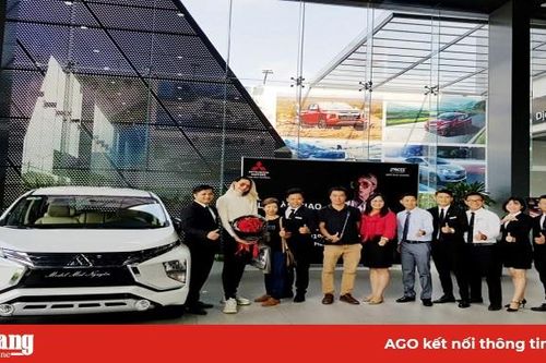 Bàn giao xe Mitsubishi Xpander cho người mẫu Mid Nguyễn