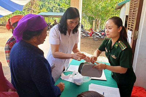 Nghĩa tình thầy thuốc 'quân hàm xanh'