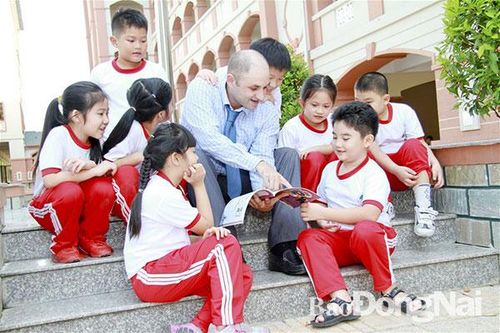 Trường ta 'mướn' thầy Tây