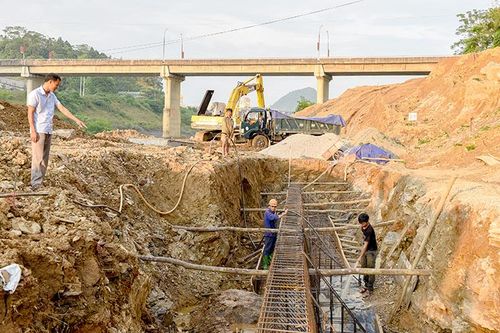 Đẩy nhanh tiến độ xây dựng kè sông Gâm