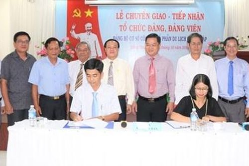Lễ chuyển giao và tiếp nhận tổ chức Đảng và đảng viên
