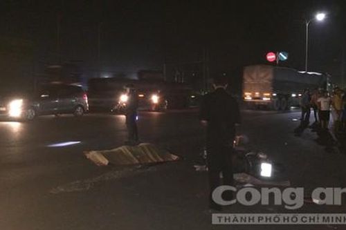 Xe máy tông container trên QL51, hai người thương vong