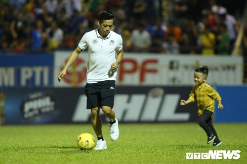 Văn Quyết hạnh phúc cùng con trai nâng cúp vô địch V-League
