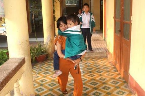 Mong ước của người mẹ đơn thân bệnh tật nuôi con xương thủy tinh
