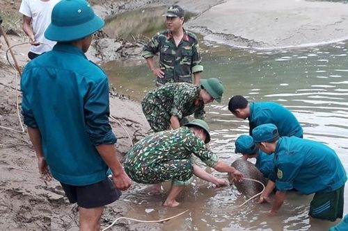 Trục vớt thành công quả bom nặng hơn 300 kg dưới sông