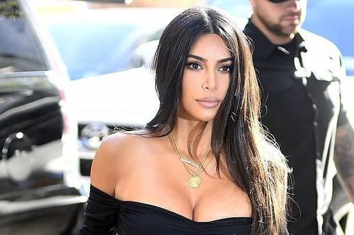 Kim Kardashian tôn vòng một đầy đặn với đầm ôm sát