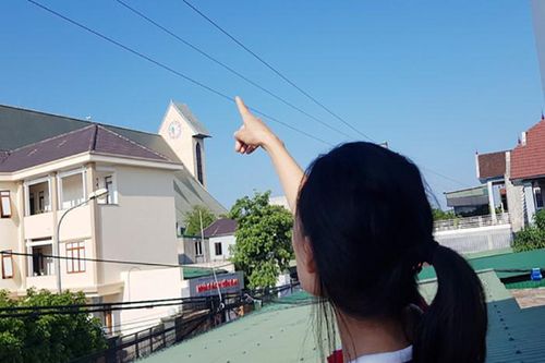 Điện phóng trúng người, bé trai 12 tuổi phải tháo hai tay