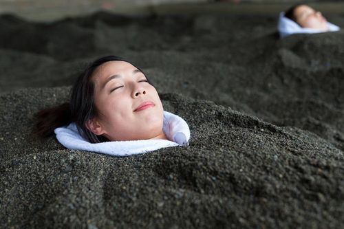 Trải nghiệm tắm cát nóng như chôn sống người ở Nhật Bản