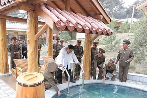 Ông Kim ca ngợi suối nước nóng Triều Tiên, chỉ trích tòa nhà Hàn Quốc