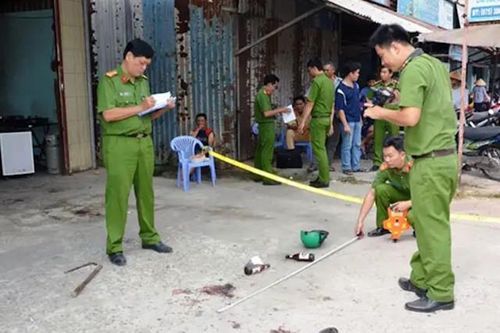 Cãi vã vì chiếc loa kẹo kéo, người đàn ông bị đâm thấu ngực