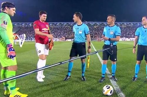 HÀI HƯỚC: Lần đầu mang băng đội trưởng MU, Harry Maguire đãng trí đến khó tin