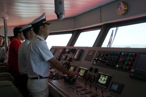 Thuyền viên khi rời phương tiện phải được chỉ huy cao nhất cho phép
