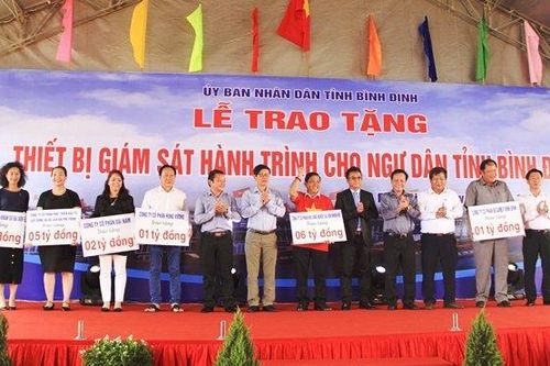 Tặng thiết bị giám sát hành trình cho ngư dân tỉnh Bình Định