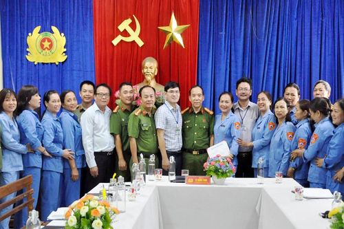 Lãnh đạo CATP Đà Nẵng biểu dương Đội Dân phòng cơ động nữ P. Khuê Mỹ