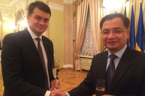 Đại sứ Nguyễn Anh Tuấn chào tân Chủ tịch Quốc hội Ukraine