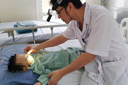 Bé 2 tuổi bỏng nặng do mẹ bất cẩn nhỏ nhầm axit vào mũi