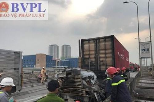 Xe container bất ngờ cháy rụi trên đường dẫn cao tốc
