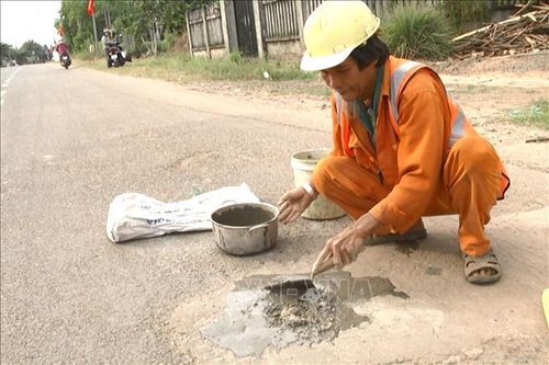 Ông Võ Văn Có hơn 20 năm tình nguyện vá đường