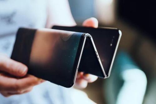 Lộ diện nguyên mẫu điện thoại gập mới với bản lề kép và ba màn hình