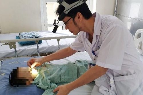 Bé trai 2 tuổi phải phẫu thuật chỉnh hình vì sai lầm của người lớn