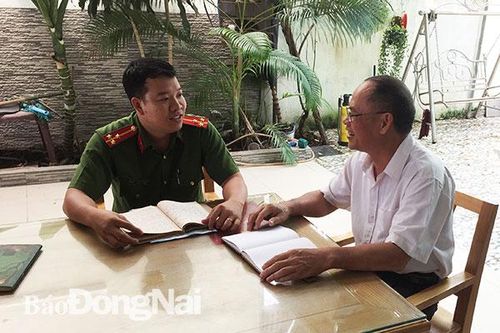 Cảnh sát khu vực tận tâm với công việc