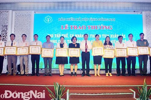 Khen thưởng 189 tập thể, cá nhân xuất sắc trong công tác BHXH, BHYT, BHTN