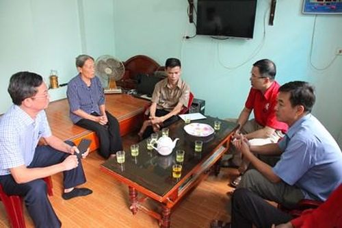 Thăm, tặng quà cho bệnh nhân mắc bệnh 'người cây'