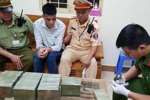 40 bánh heroin cùng súng 'theo' nhóm 3 đối tượng từ Hà Nội về Lạng Sơn