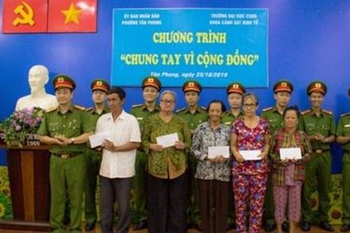 Đại học CSND tặng quà cho người dân nghèo