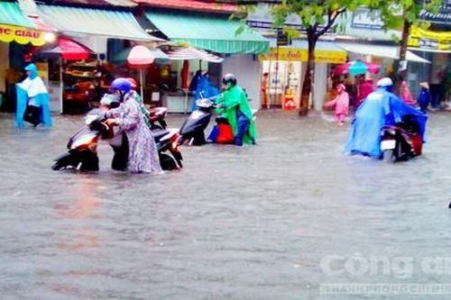 Sau cơn mưa, nhiều tuyến đường ở Cần Thơ ngập như... sông Hậu!