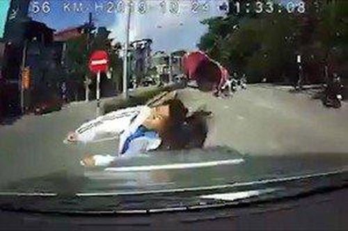 Clip: Chạy xe tốc độ cao trong phố, ô tô tông trúng nữ sinh đi xe đạp điện sang đường