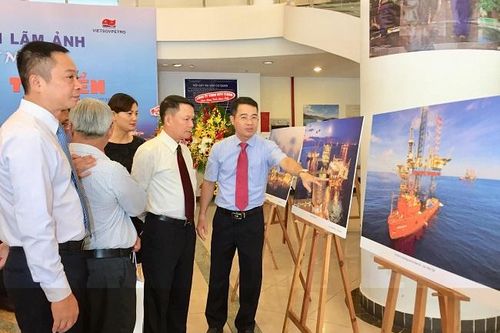 Triển lãm 100 bức ảnh với chủ đề 'Việt Nam - Nhìn từ biển'