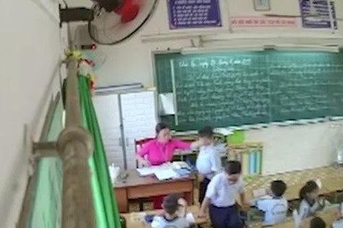 Đuổi việc giáo viên đánh, véo tai học sinh có 'oan'?