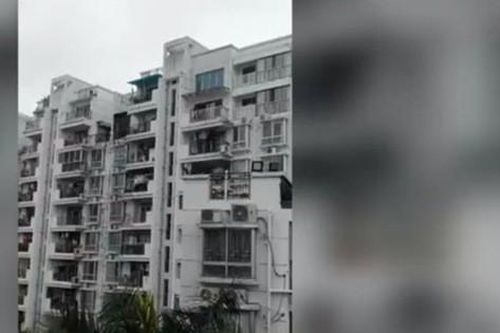 Hàng xóm căng chăn cứu bé 3 tuổi ngoài ban công tầng 9