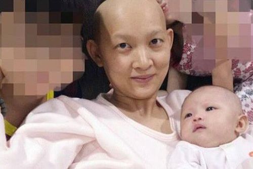 Mang bầu 5 tháng thì phát hiện bị ung thư vú giai đoạn 3, người mẹ chấp nhận mổ và hóa trị ngay trong thai kì để cứu 2 mẹ con