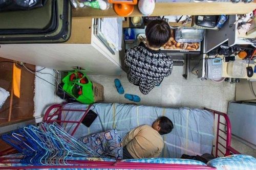 Giá nhà quá đắt, người trẻ Hong Kong thuê nhà chung, chia chỗ ở