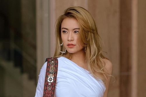 Hoàng Thùy Linh chuộng style trưởng thành, xách túi hàng hiệu đắt đỏ