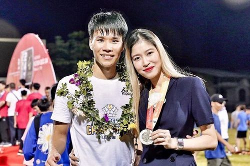 Bạn gái cầu thủ CLB Hà Nội đáp trả khi bị nói làm màu, thích nổi tiếng