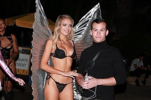 Dàn sao nữ mặc nội y đến buổi tiệc Halloween sớm của Paris Hilton