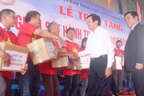 Nguyên Chủ tịch nước Trương Tấn Sang trao kinh phí hỗ trợ cho ngư dân mua thiết bị giám sát hành trình