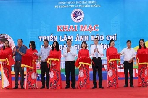 Hải Phòng triển lãm gần 100 bức ảnh báo chí về An toàn giao thông