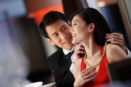 Chồng chết lặng vì bí mật của vợ và sếp cũ được phơi bày trong... phòng ngủ