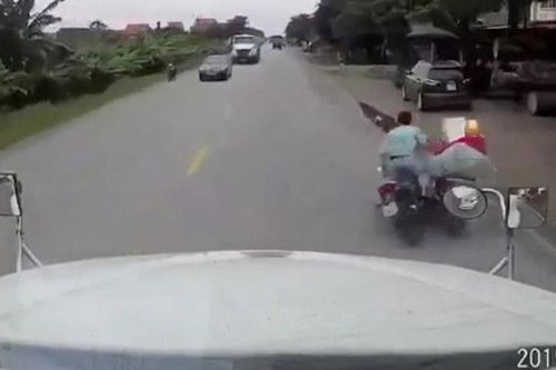 Vượt ẩu, nam thanh niên ngã trước đầu container và cú đạp phanh 'cháy lốp'