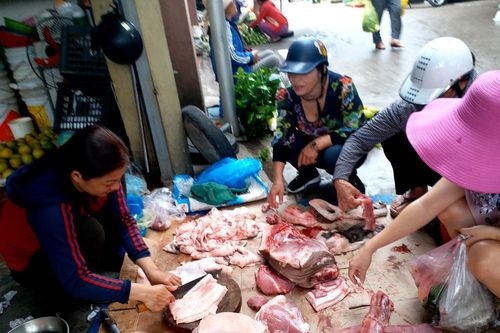 Thịt lợn không dấu kiểm dịch bán tràn lan ở thành phố Vinh