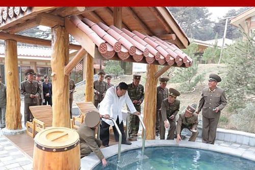 Ông Kim ca ngợi suối nước nóng Triều Tiên, chê bai tòa nhà Hàn Quốc